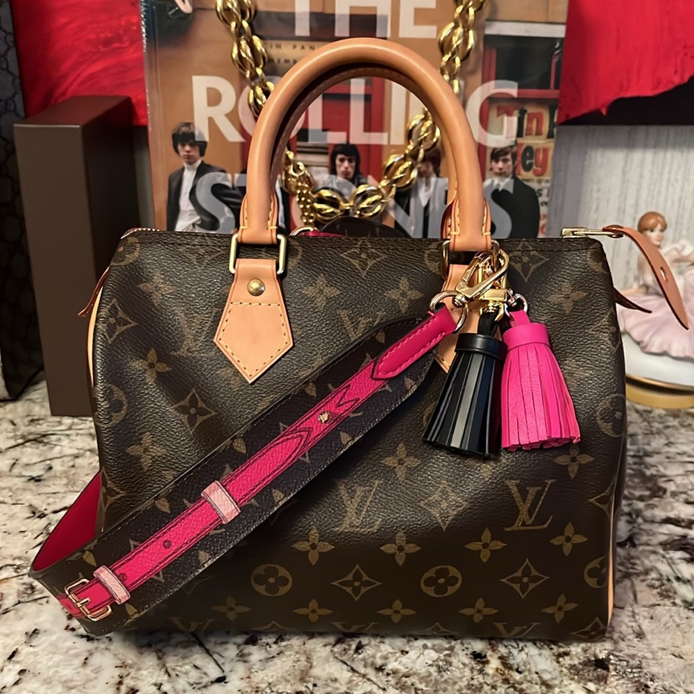 ❌HOLD!!❌Speedy 25 Handbag, 2 Tassels, Louis Vuitton Strap, Lock 🔐 and Dust Bag